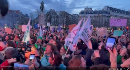 VÍDEO: França se torna 1º país a incluir direito ao aborto na Constituição