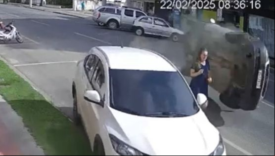 CENA IMPRESSIONANTE: Mulher escapa por pouco de grave acidente em SC