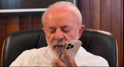 VÍDEO – Lula telefona para Walter Salles, diretor de 'Ainda Estou Aqui': "Lavou a alma dos brasileiros"