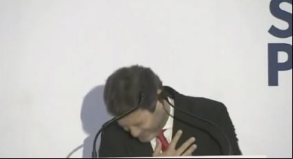 VÍDEO: Ventura, o Bolsonaro português, bebe água e "desmaia" em ato eleitoral